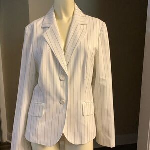 Worthington: White/Black Blazer
Size8